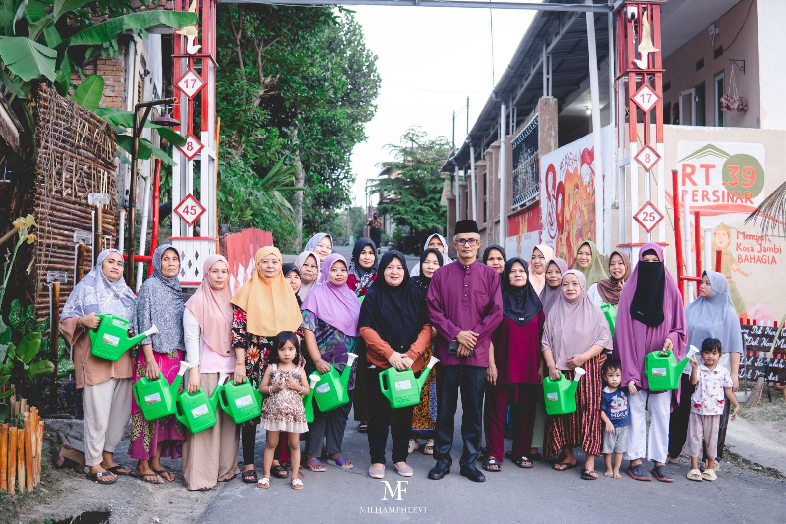 Gotong Royong Sore Ibu-ibu PKK RT. 39 Kelurahan Jelutung